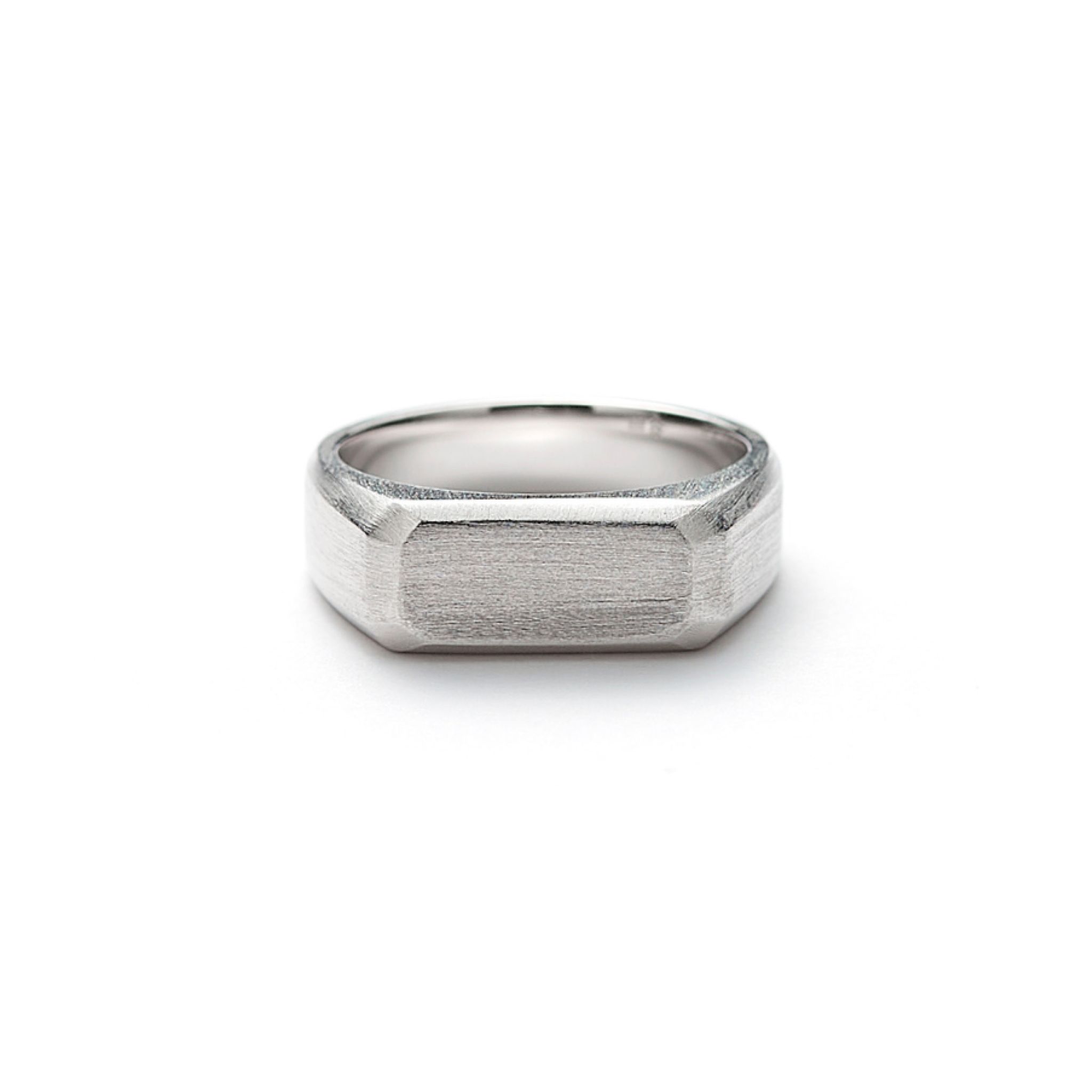 Ring i äkta silver med facetterade kanter från Hallbergs Guld