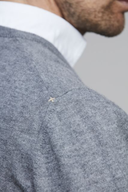 GEELONG V-NECK SWEATER
