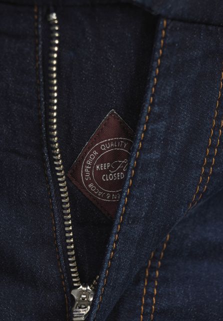 SLIM CHIN SUPER STRETCH DENIM