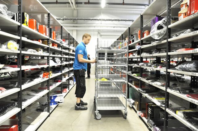 Plockning och sortering mot aktuell orderplats i vagnen.