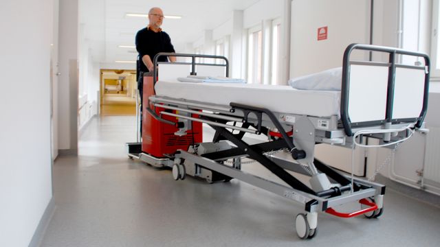 Sängtransportör på sjukhuset