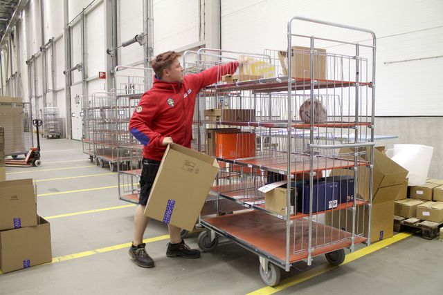 När vagnarna kopplats loss från trucken, kan varorna packas och skickas till kunden.