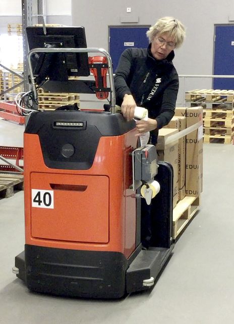 Etikettskrivaren är placerad på sidan av gaffeltrucken, eller på ryggstödet.