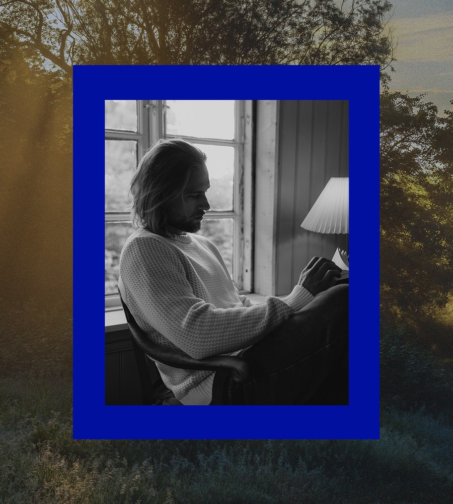 Kvinna och man går längst med strandkanten och bär linneplagg