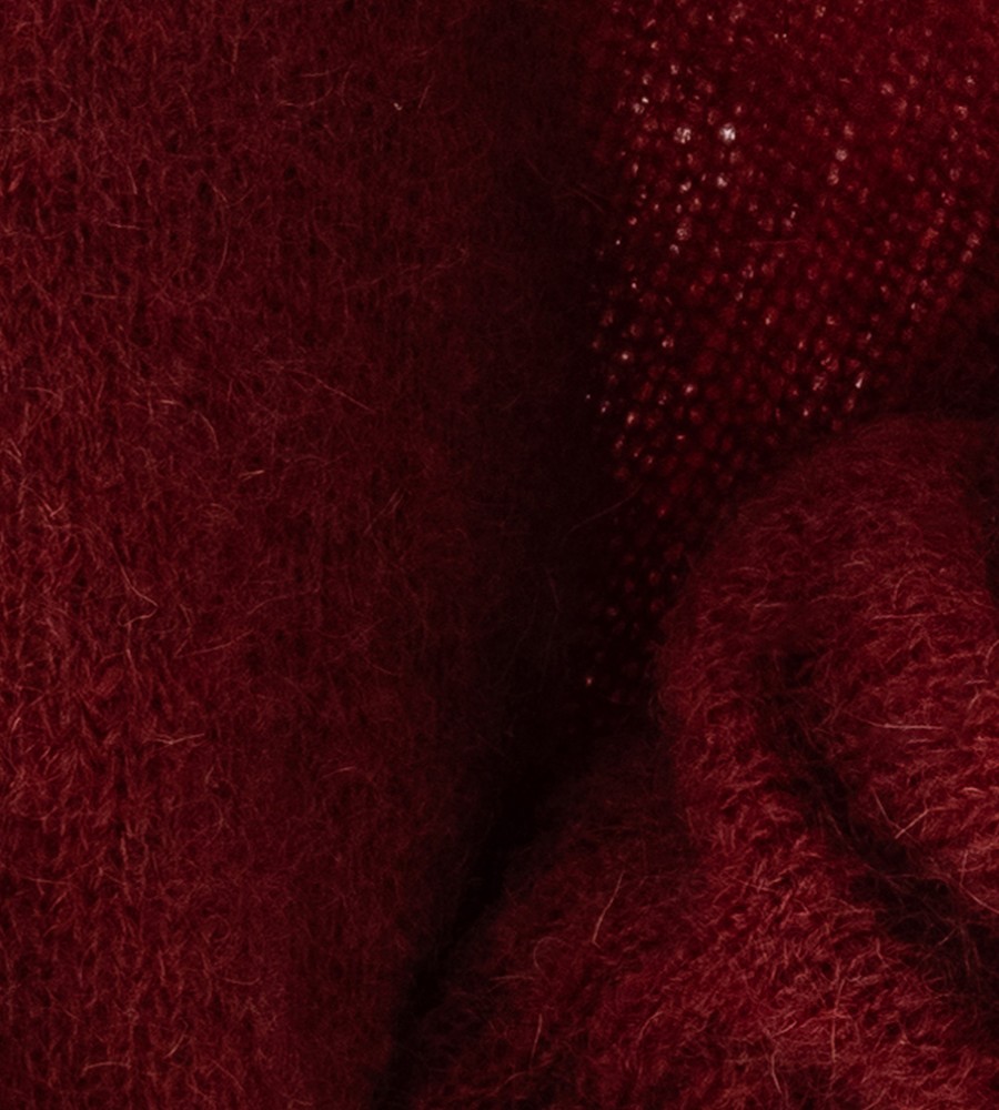 Kvinna och man går längst med strandkanten och bär linneplagg