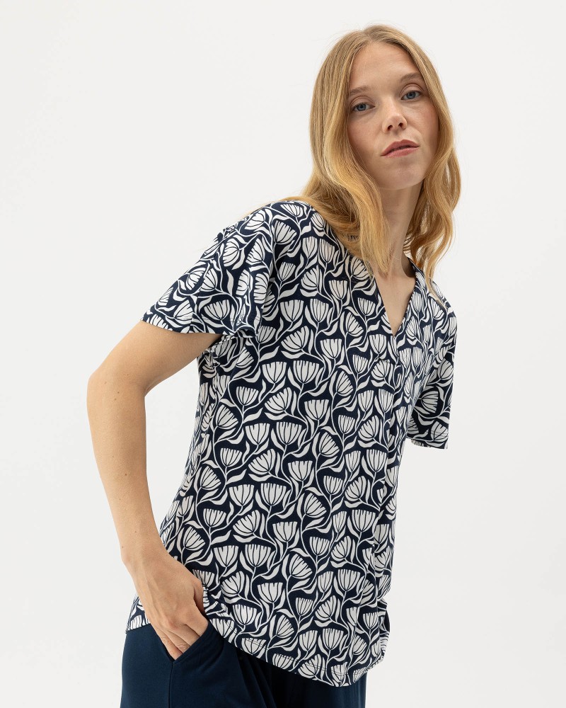 Ellen V-neck Top Navy (pattern)