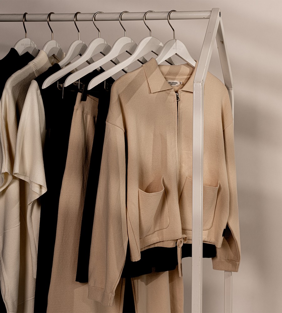 Kvinna och man i stickade plagg som presenteras som nyheter