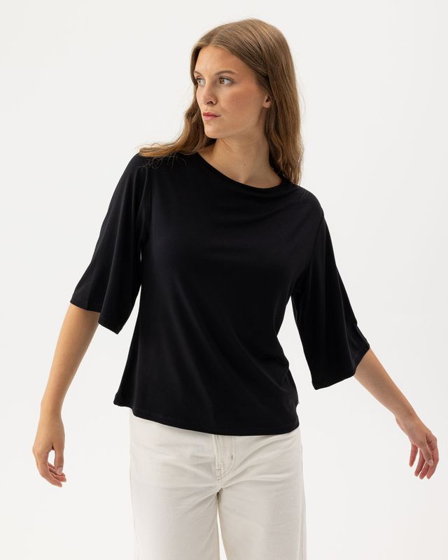 Ellen Tee
