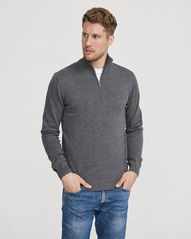 Holger T-neck
