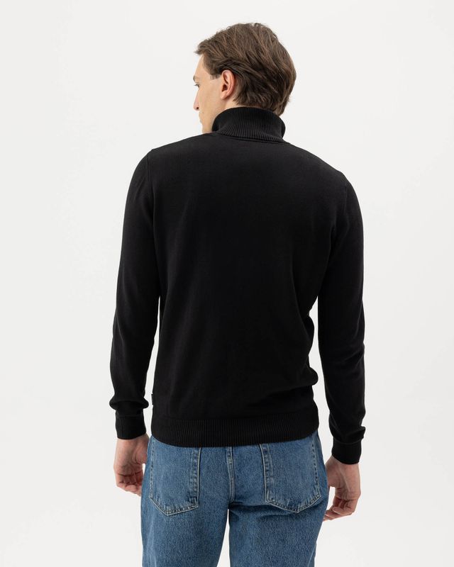 Holger T-neck