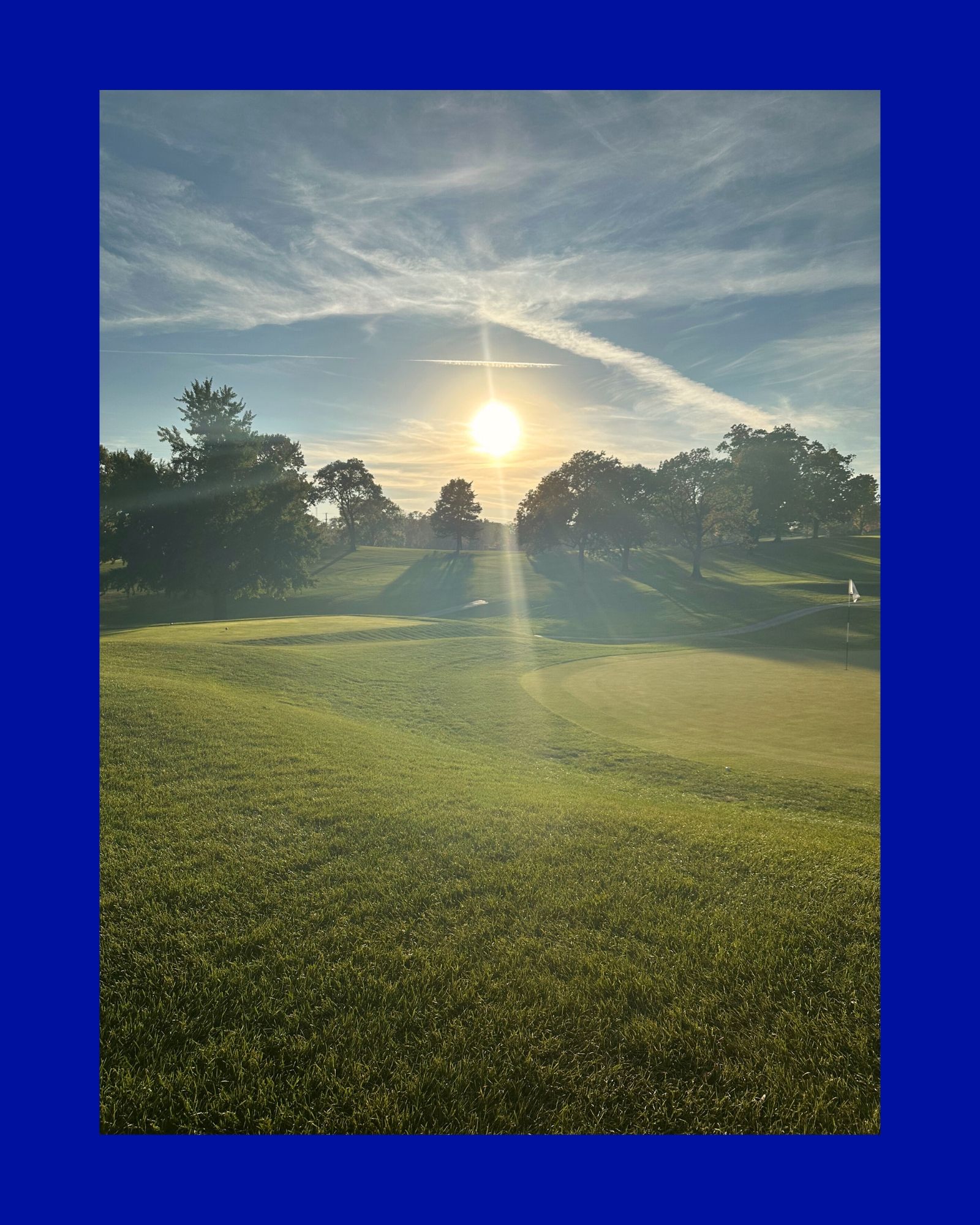 Kille och tjej som går på golfbana