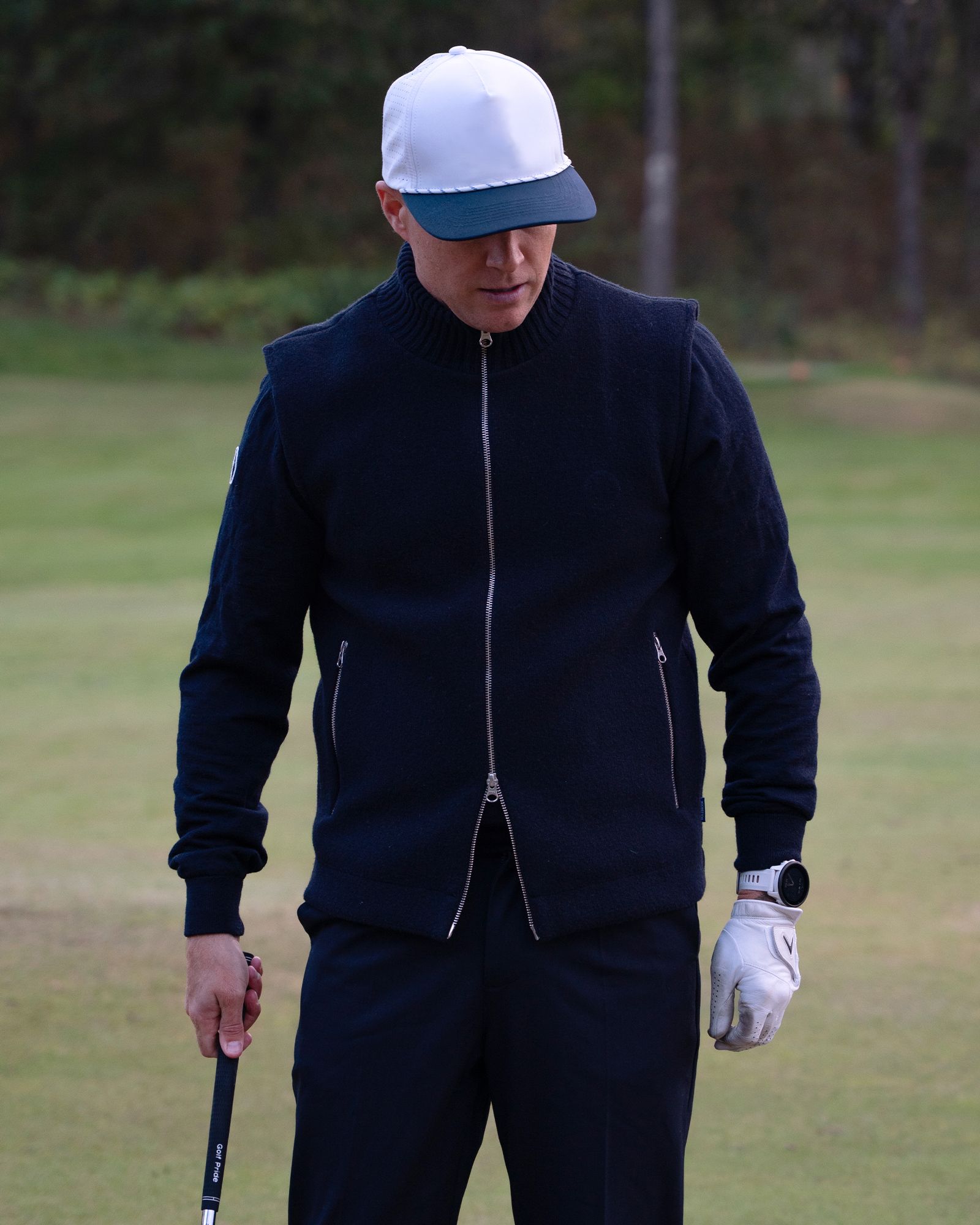 Kille och tjej som går på golfbana