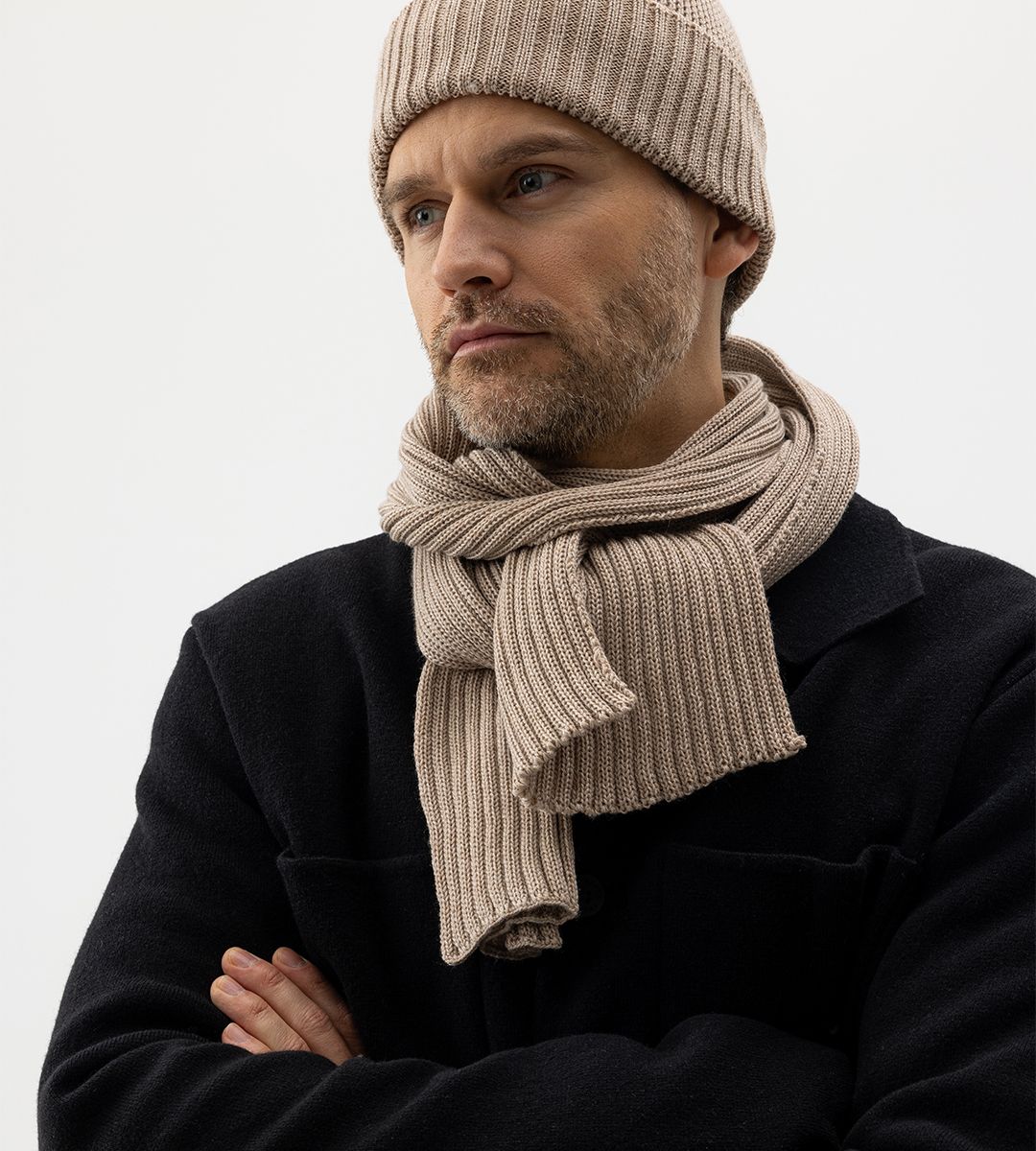 Kille med matchande stickad halsduk och mössa i beige