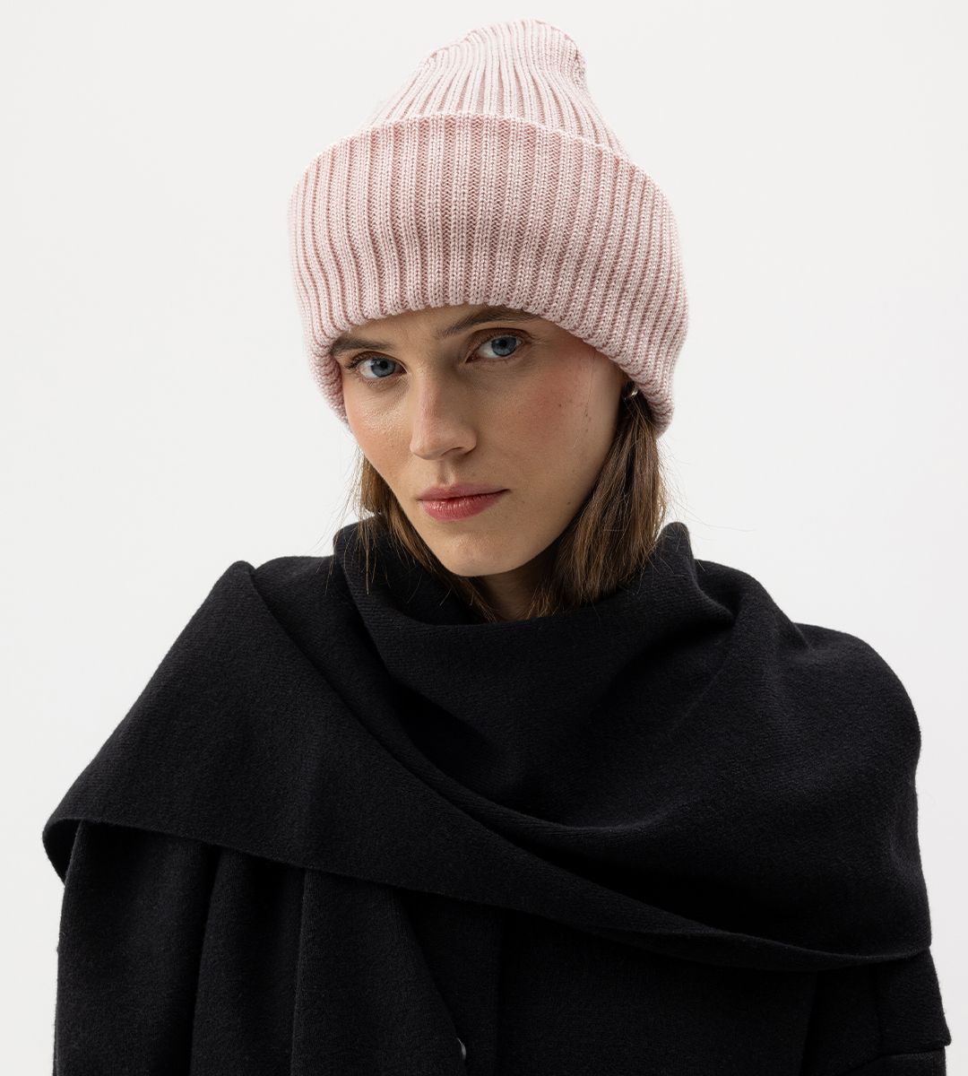 Tjej med rosa stickad mössa