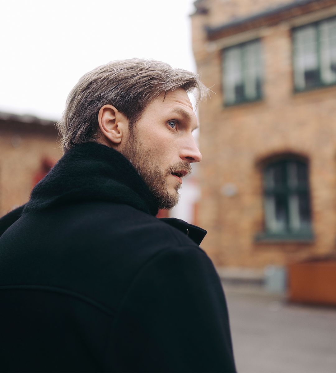 Kvinna och man i stickade plagg som presenteras som nyheter