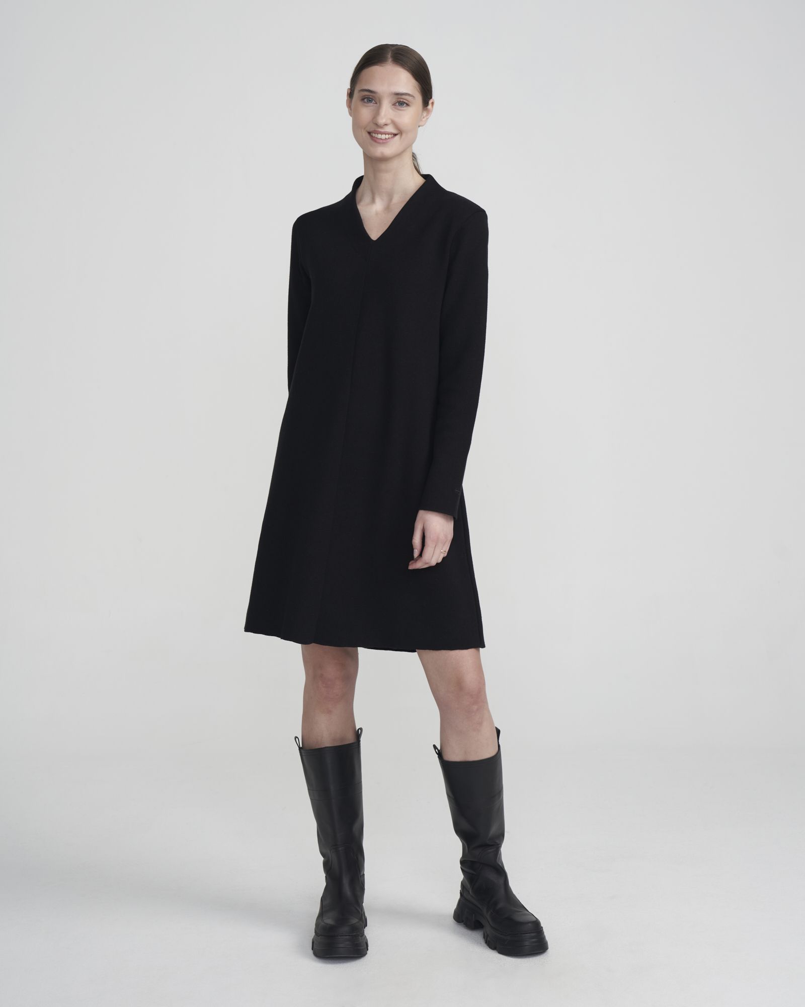 Aina V-neck Dress, Black, L Milanostickad klänning med V-ringning
