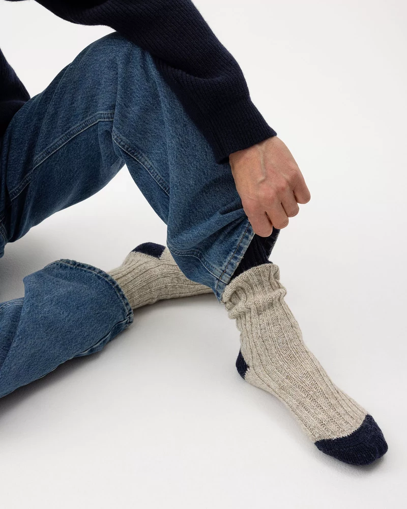 Ljusblå jeans och raggsockor
