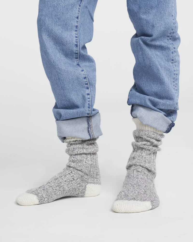 Ljusblå jeans och raggsockor