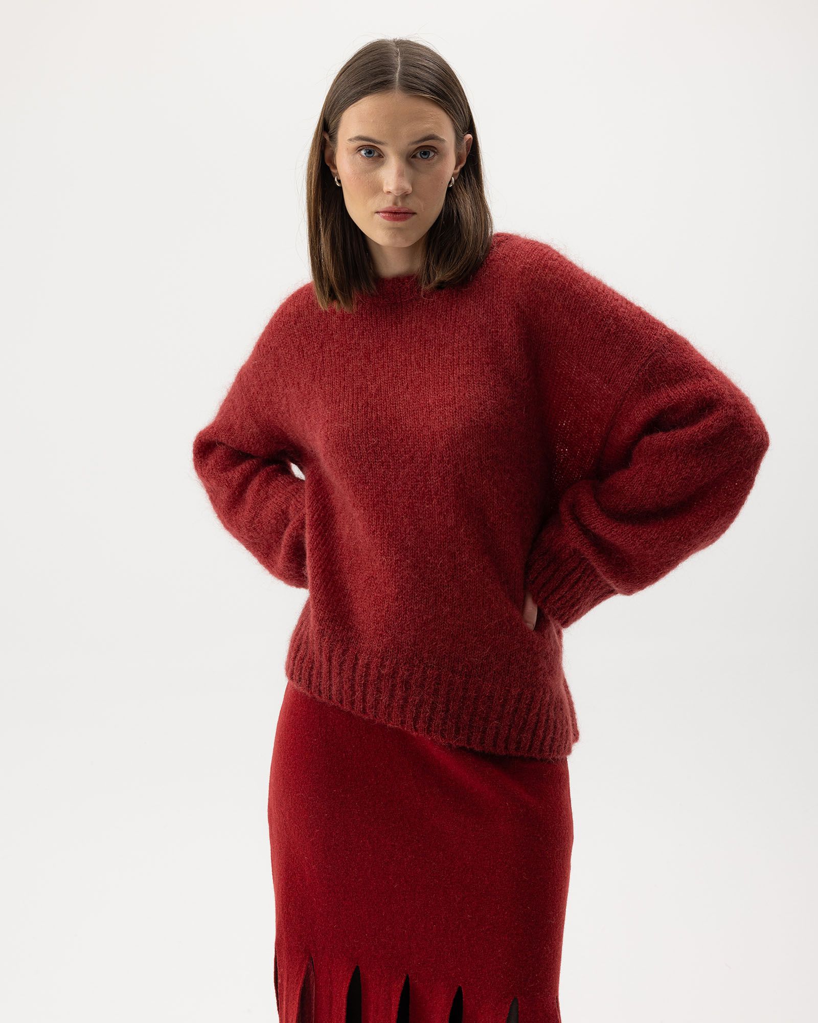 Tjej med röd stickad tröja