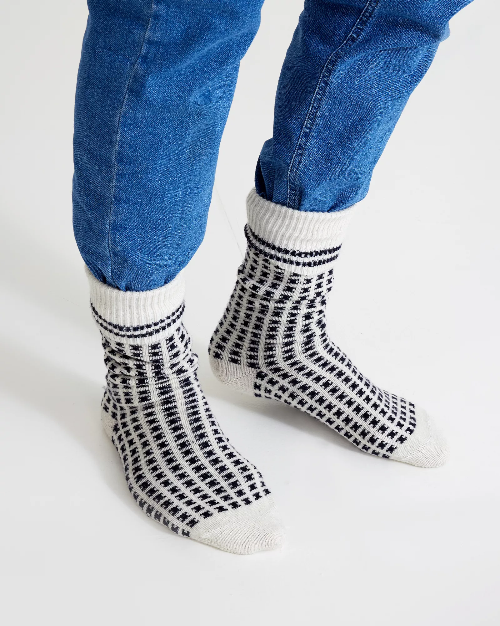 Ljusblå jeans och raggsockor 