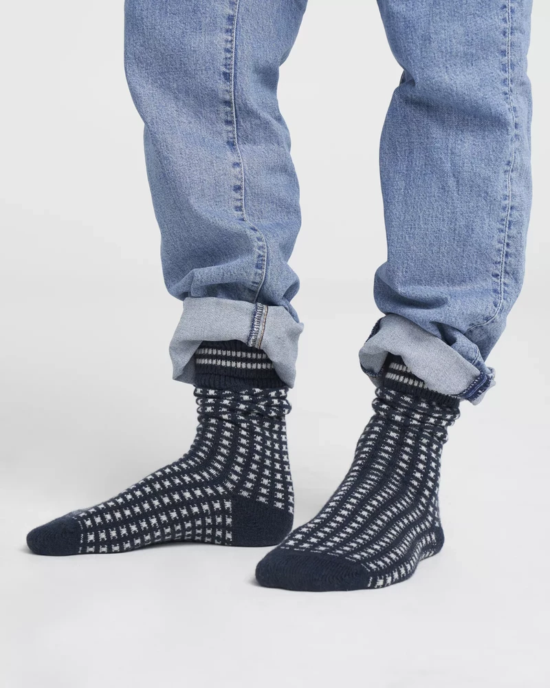 Ljusblå jeans och raggsockor i vit/blå mönstrat