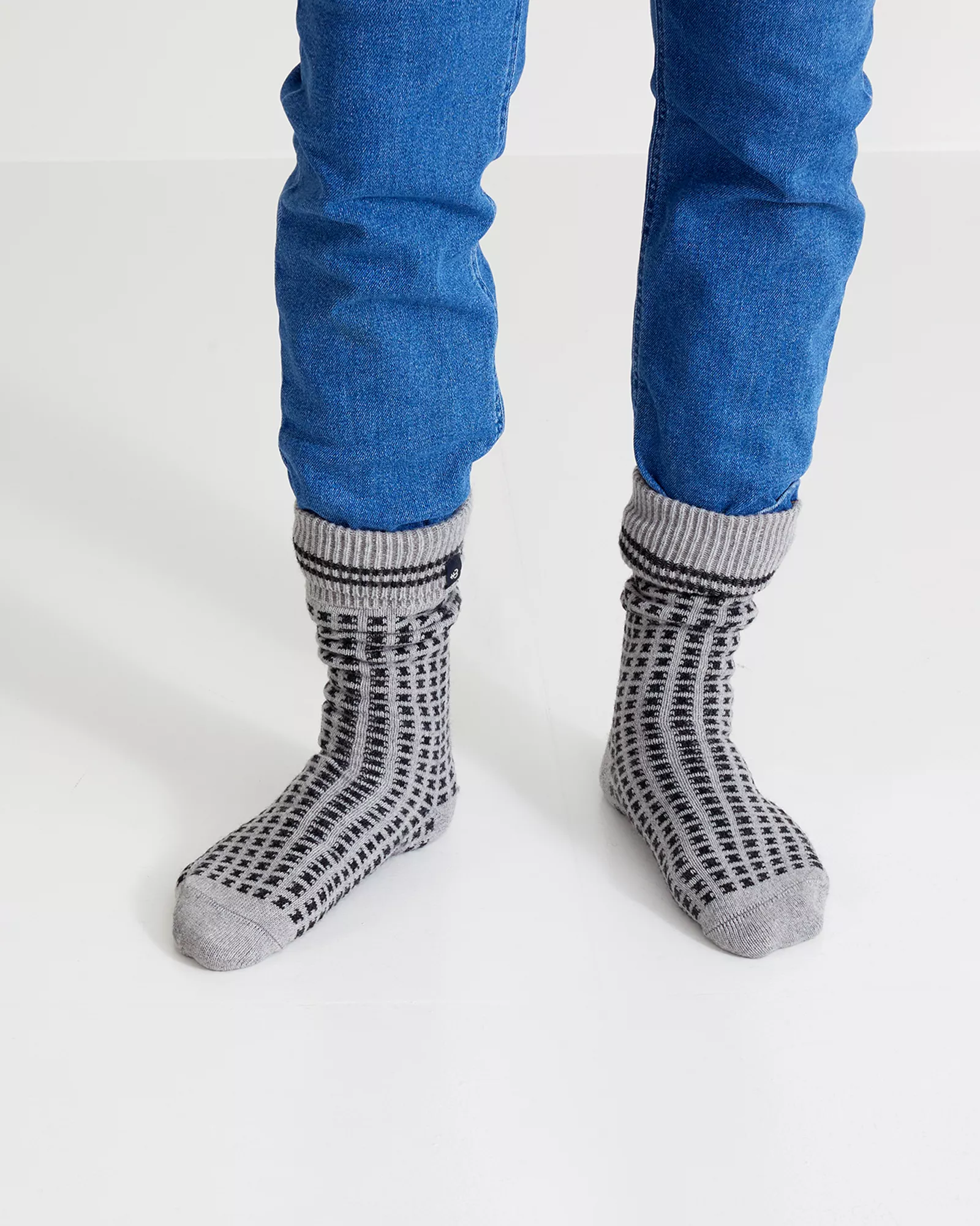 Ljusblå jeans och raggsockor i vit/blå mönstrat