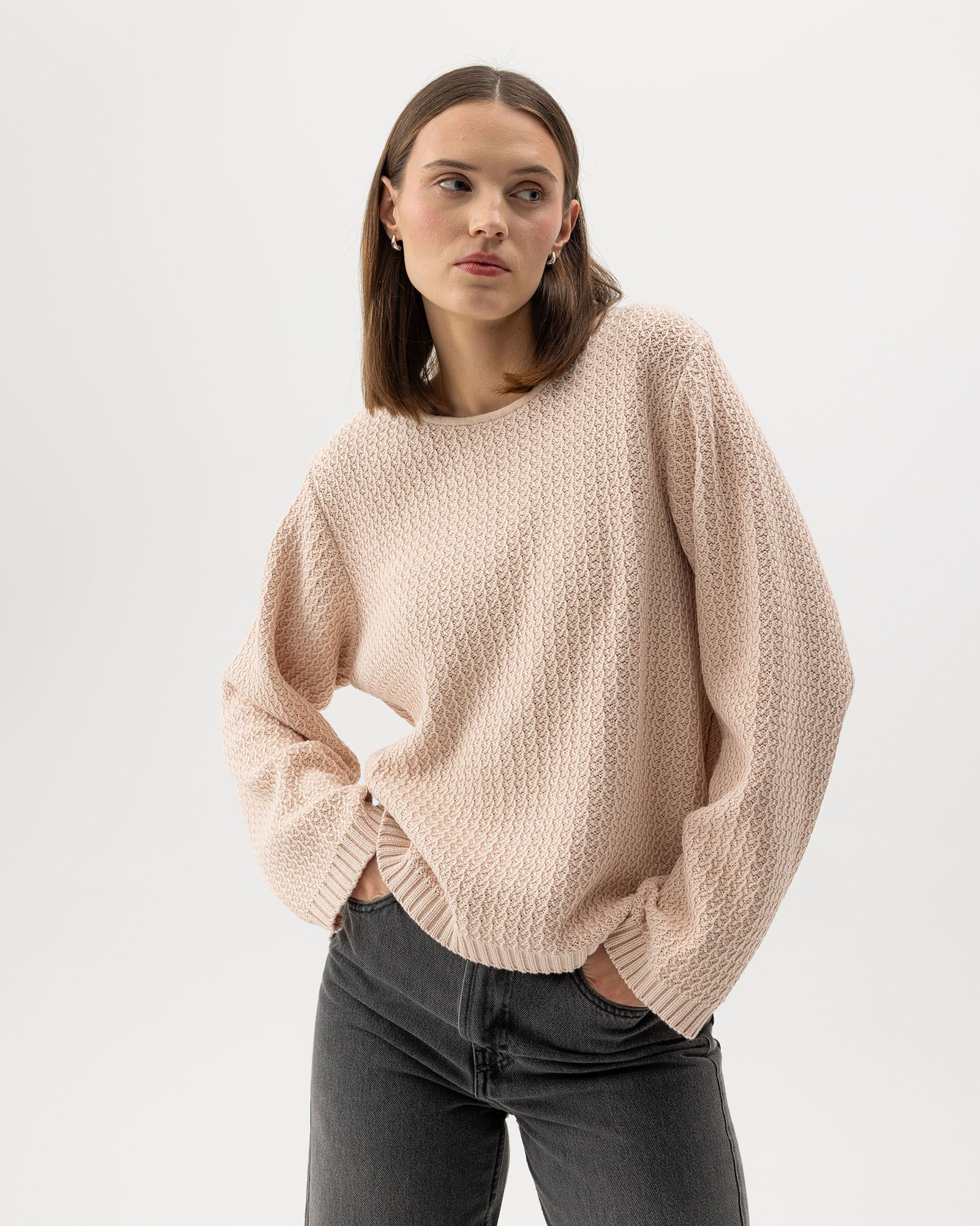 Tjej med stickad rosa tröja