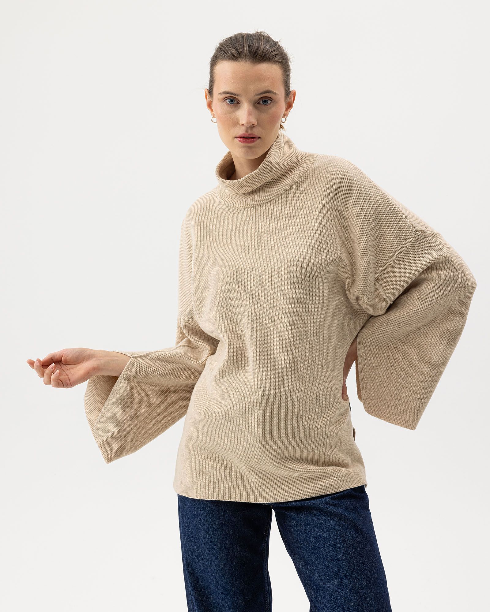 Tjej med stickad beige tröja