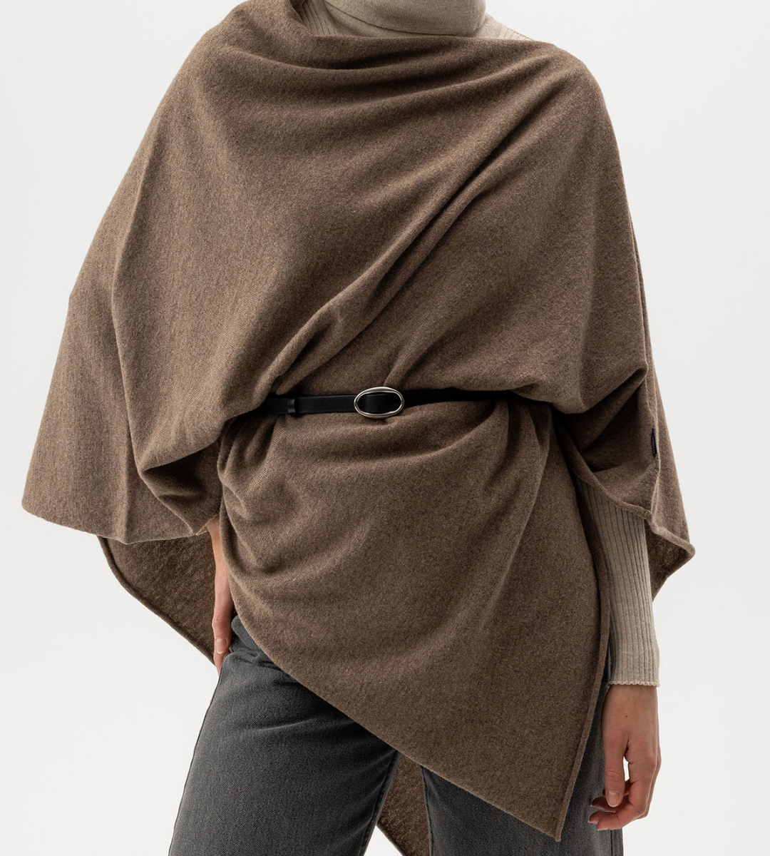 Stickad poncho i brunt