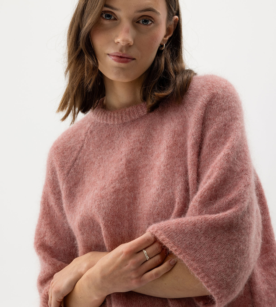 Tjej med rosa stickad tröja