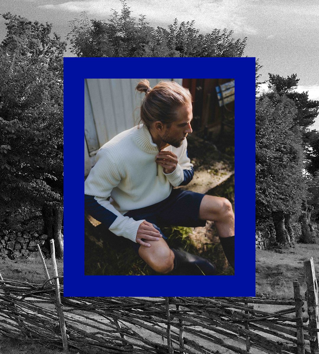 Kvinna och man i stickade plagg som presenteras som nyheter