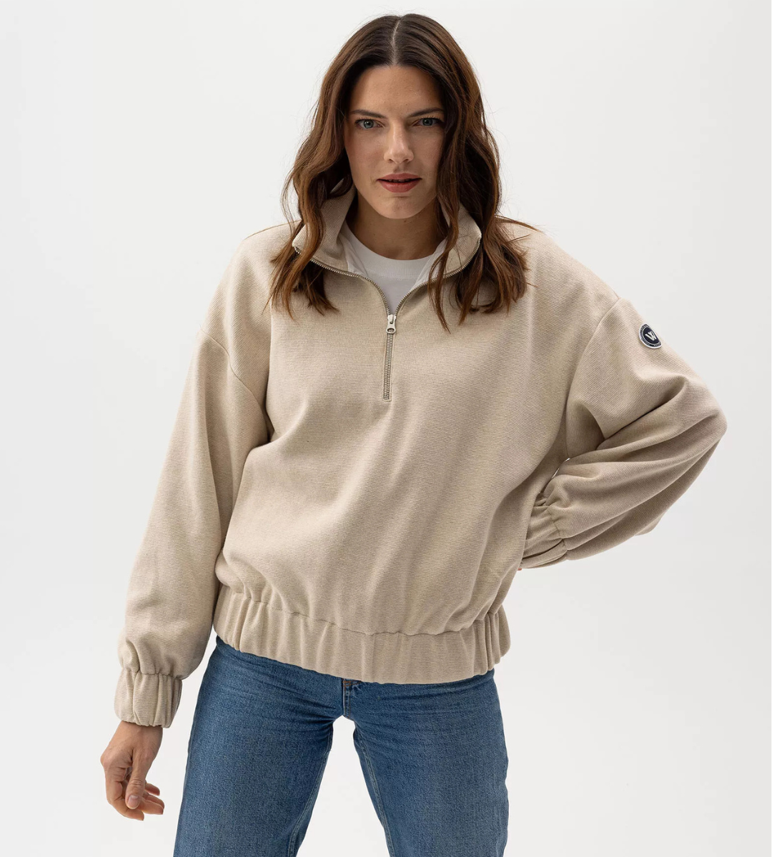 Tjej med beige tröja