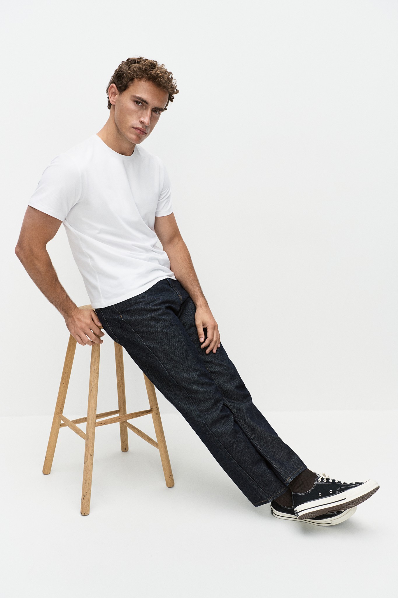 Mies valkoisessa Core Roundneck -T-paidassa MQ Marqetilta.