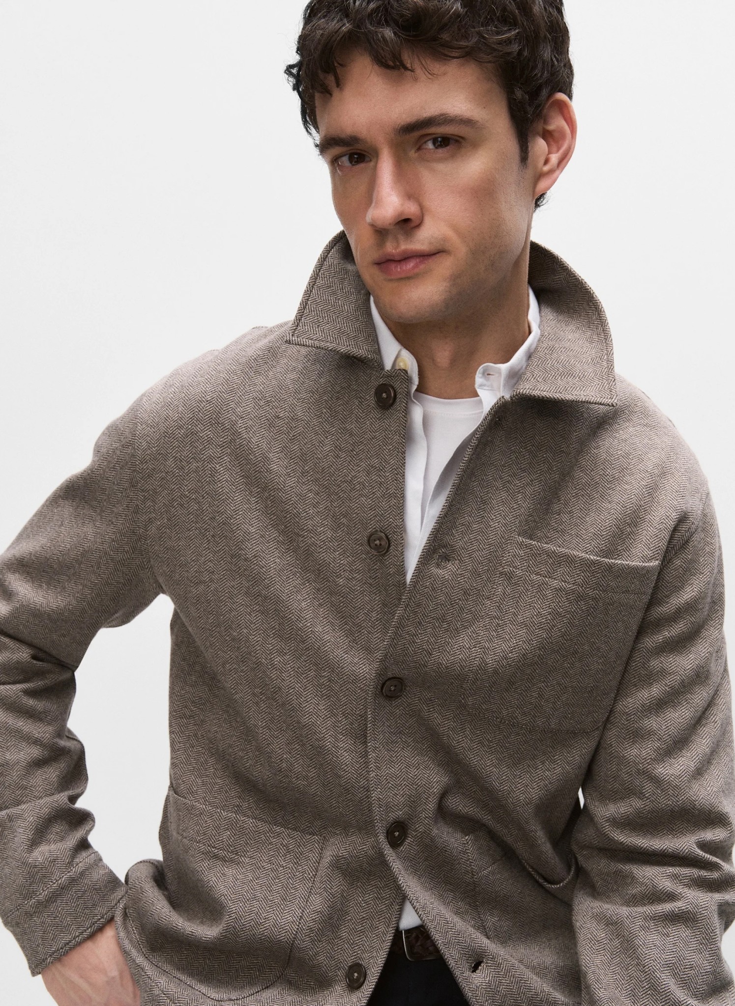 Mies overshirt-takissa MQ Marqetilta.