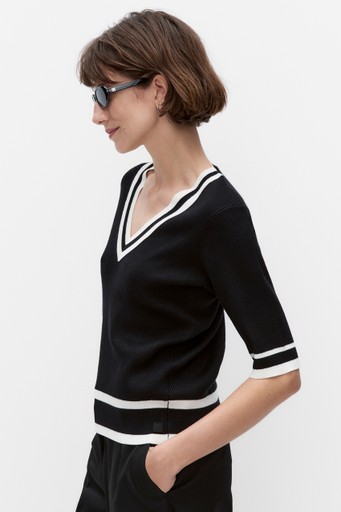 Leenahiw v-neck