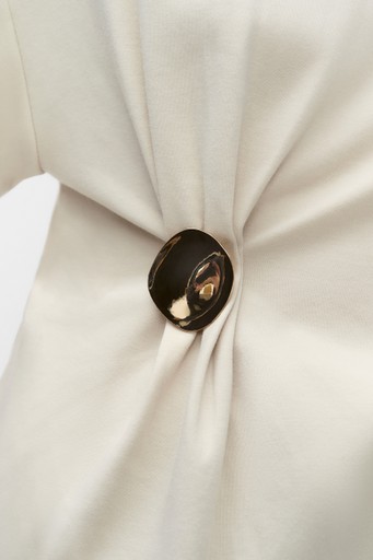 Enora brooch tee