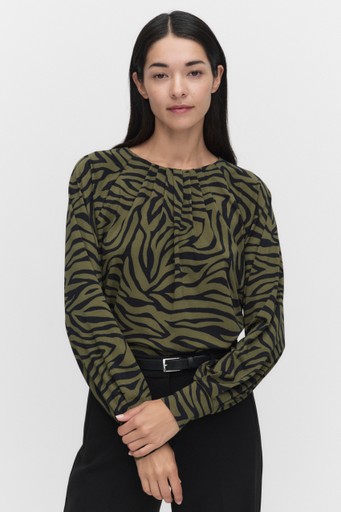 Hilda top