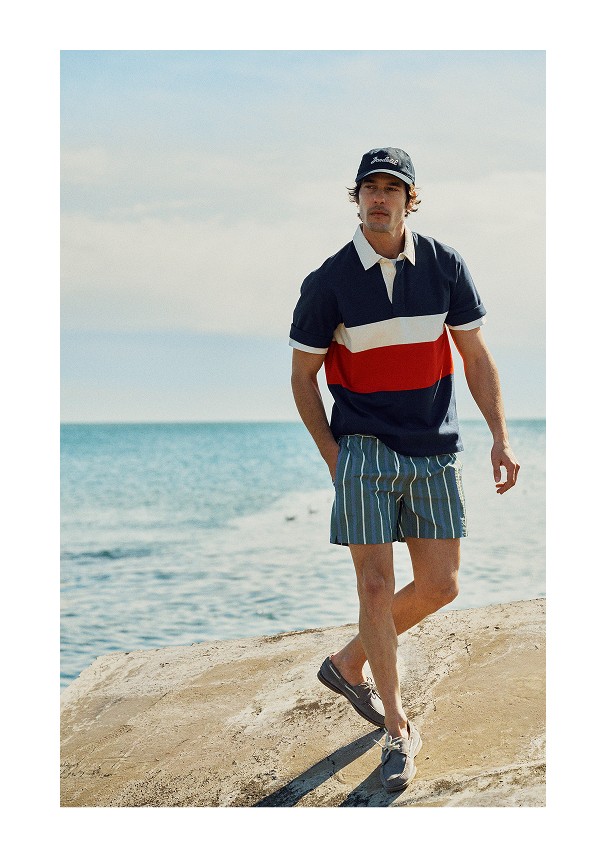 Mand på stranden i kortærmet poloshirt fra MQ Marqet.