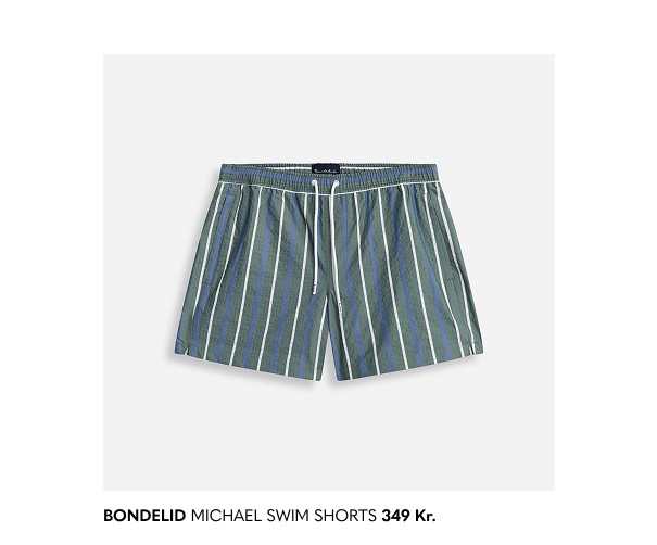 Grøn- og blåstribede badeshorts fra MQ Marqet fra Bondelid med elastik og snøre i taljen.