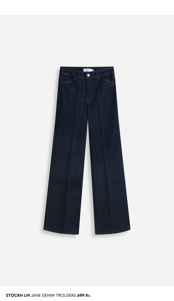 Mørkeblå jeans.