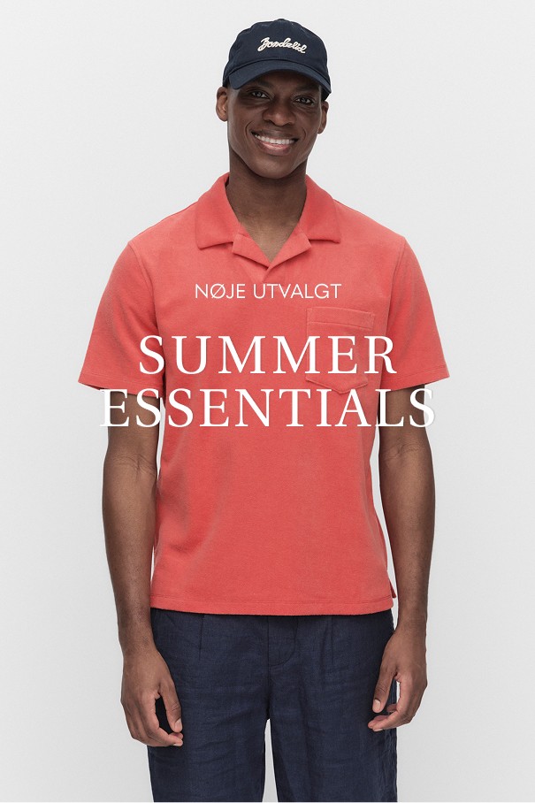 To herrer i shorts og den ene i en rød poloshirt. Den anden i en kortærmet mørkeblå skjorte.