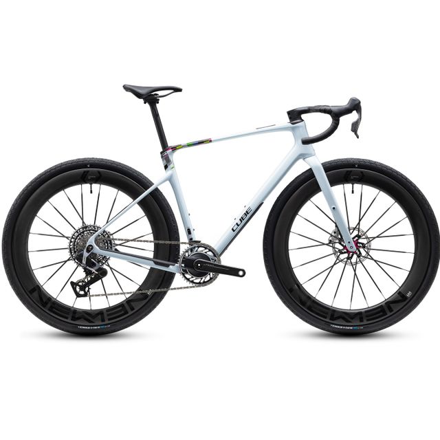 CUBE Nuroad C:62 SLT gravel-pyörä glacier´n´magenta-värissä