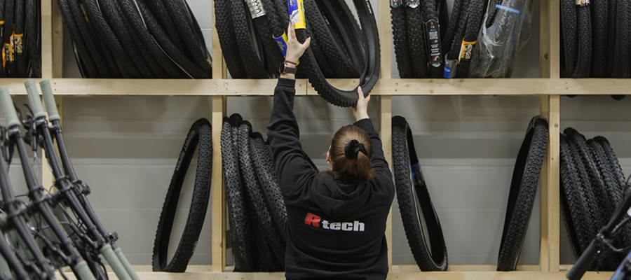 Rengashylly, jonka edessä työntekijä päällään Rtech-logolla varustettu paita.