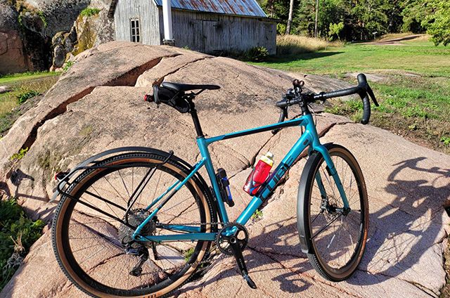Sininen Cube Gravel-pyörä.