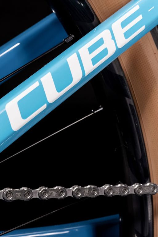 Valkoinen Cube-logo sinisessä polkupyörässä.