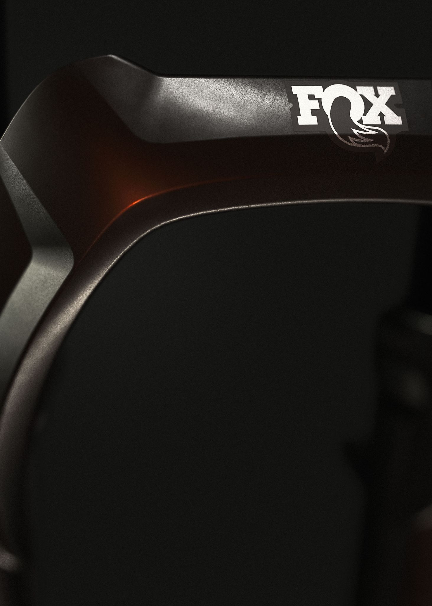 Joustokeula- ja iskunvaimenninvalmistaja Fox Racing Shoxin joustokeula mustaa taustaa vasten.
