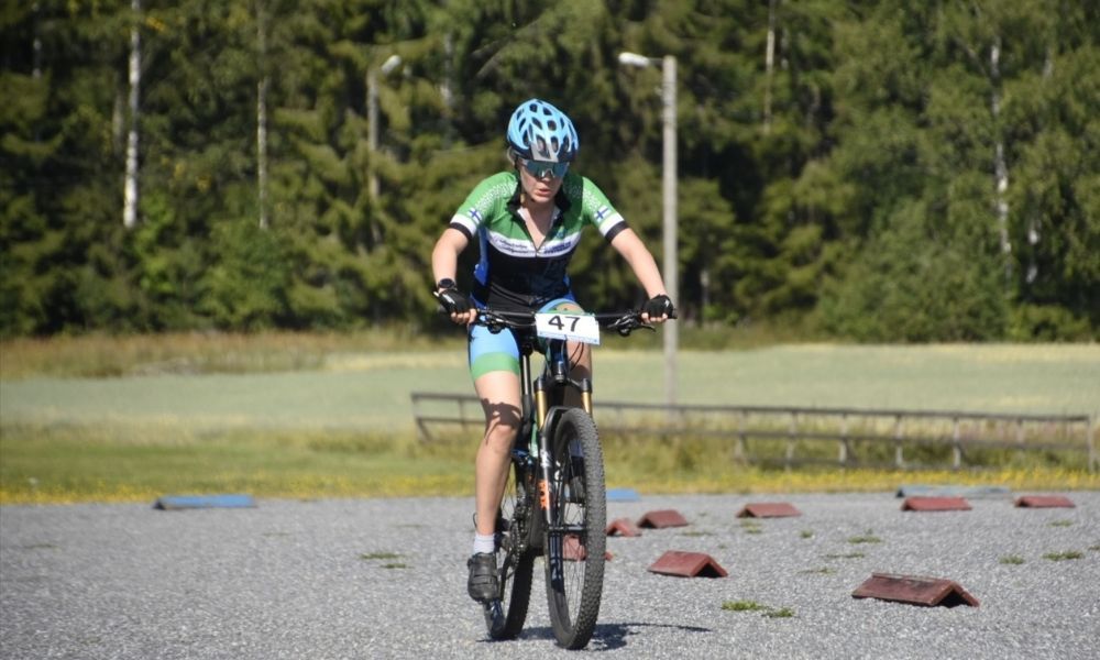 Henriikka Kiuru Cube-pyörän selässä XCO-kilpailussa