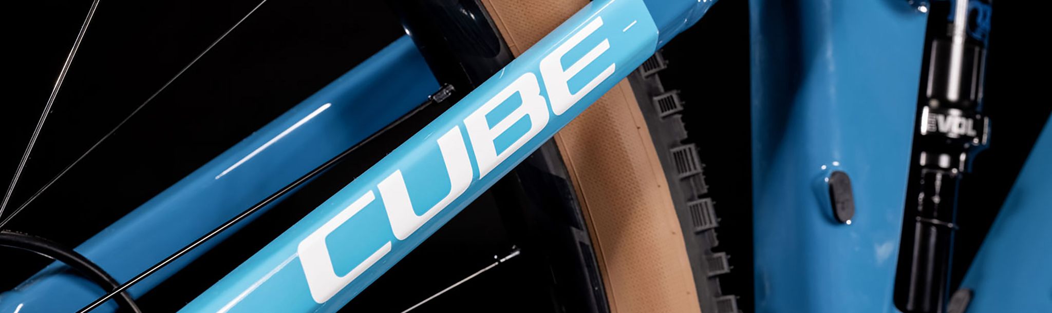 Sininen polkupyörä jossa on valkoinen Cube-logo.