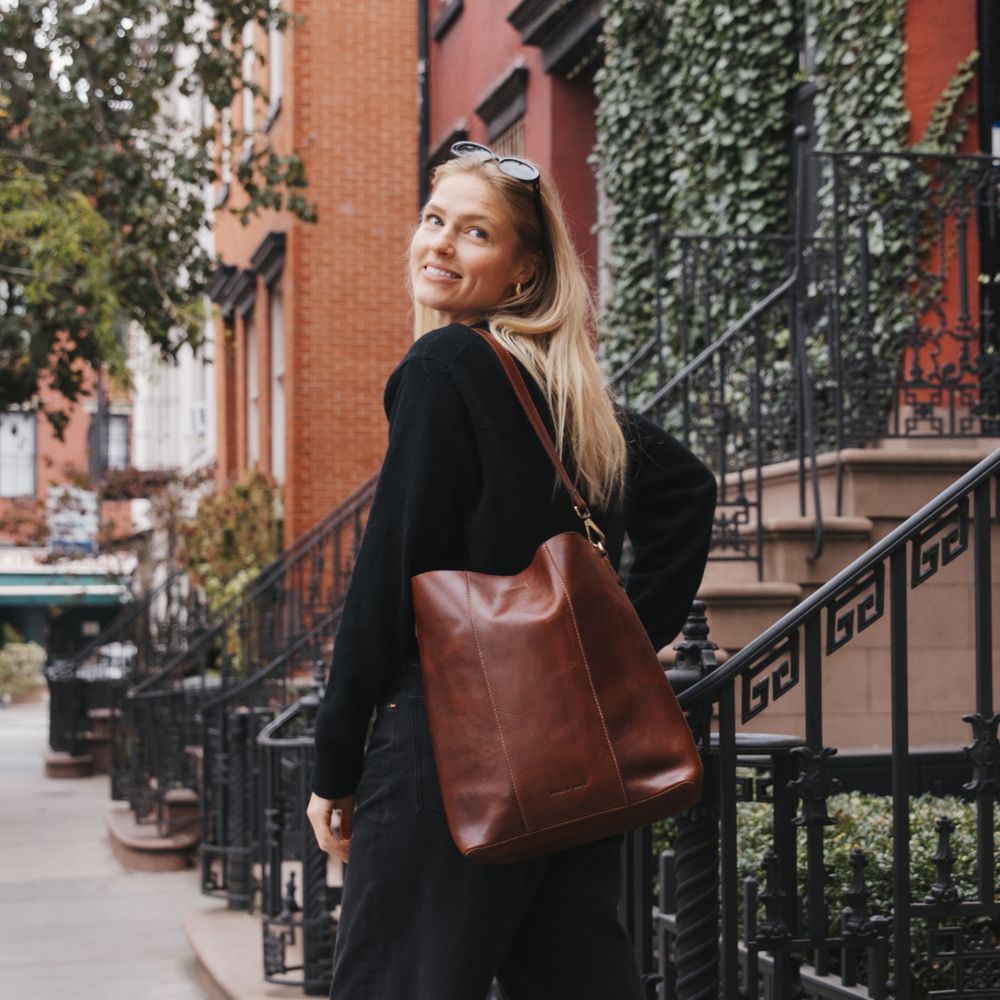 Bucket bag 16" i skinn