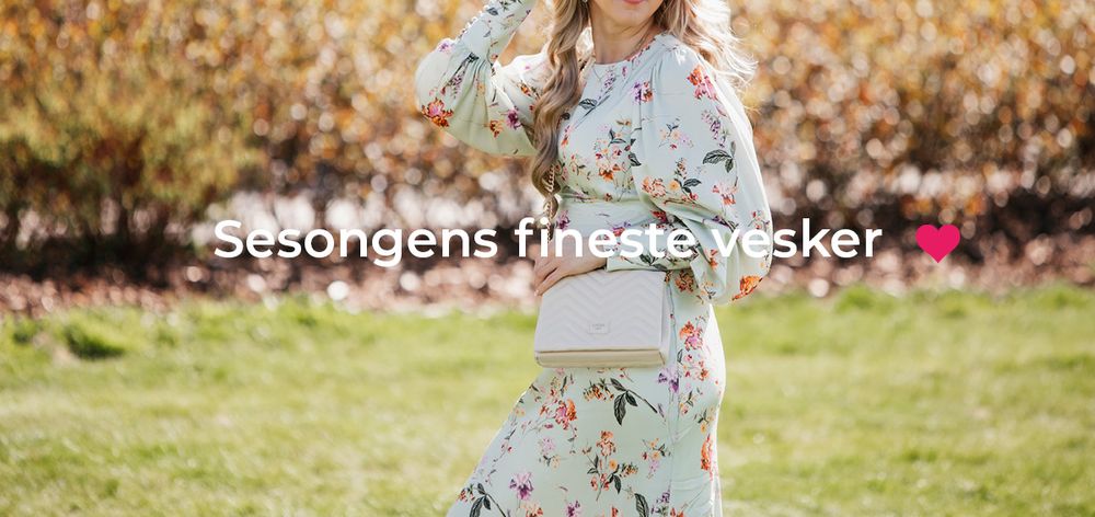 Jente i sommerlig blomstrete kjole med hvit Lycke selskapsveske